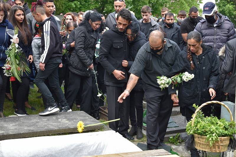 Rodina a blízcí se v pátek rozloučili s oběťmi tragické dopravní nehody osobního auta a vlaku u Kamenného Újezdu na Plzeňsku. Poslední rozloučení proběhlo na hřbitově v Nýřanech.