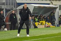 Trenér Martin Hyský udílí pokyny během zápasu s Fenerbahce. 