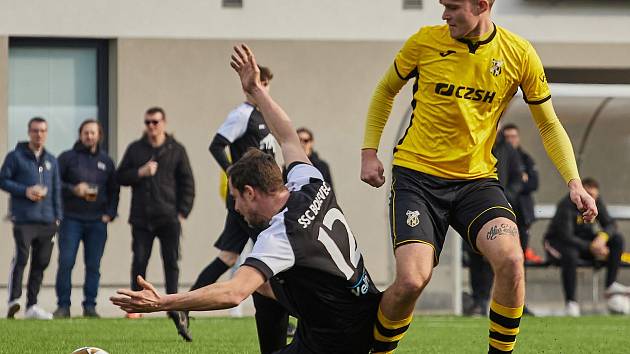 Fotbalisté Bolevce (na archivním snímku hráči v černých dresech) prohráli ve středečním utkání 30. kola ve Zruči 0:3 a padají z krajského přeboru do I. A třídy.