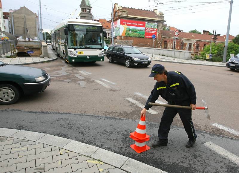 Nehoda autobusu ČSAD a osobního auta na rohu ulic Koperníkova a Bendova