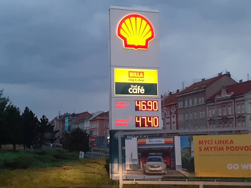 Ceny pohonných hmot na benzině Shell v Přemyslově ulici v Plzni poslední květnový den.