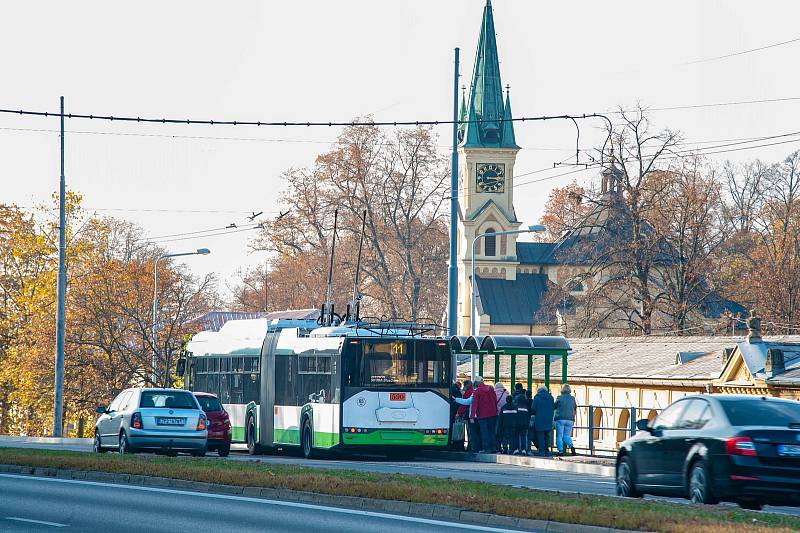 Přípravy na Dušičky v Plzni, lidé začínají najíždět na hřbitovy.