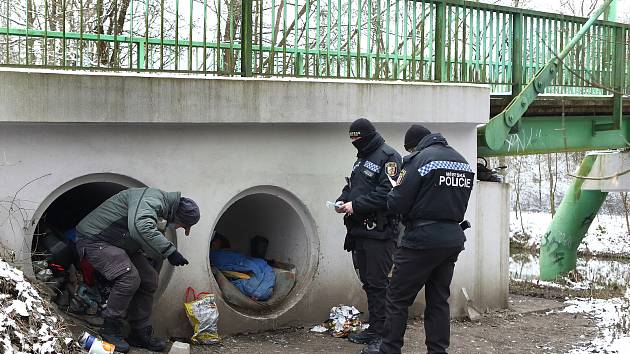 Plzeňští strážníci při pravidelné kontrole bezdomovců.