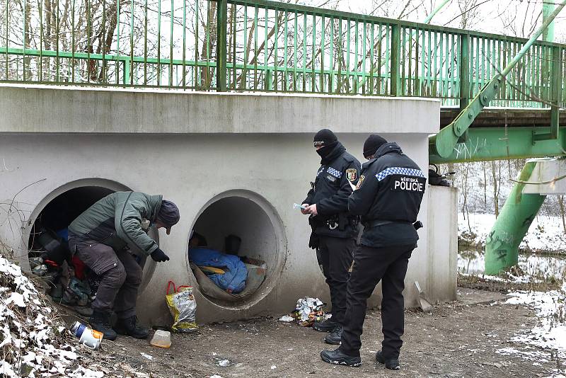 Plzeňští strážníci při pravidelné kontrole bezdomovců.