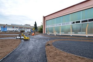 Na 15. ZŠ v Plzni se buduje nové hřiště pro školní družinu a je rekonstruována tělocvična.