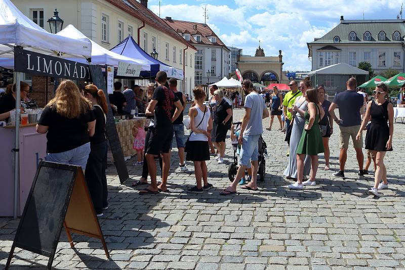 Návštěvníci gastrofestivalu Street Food Plzeň v pivovaru Prazdroj mohli ochutnat ze široké nabídky asijských specialit, čerstvých ryb, šťavnatých burgerů, tradičních pokrmů z dalekých zemí, ale i sladkých dezertů a plzeňského piva.