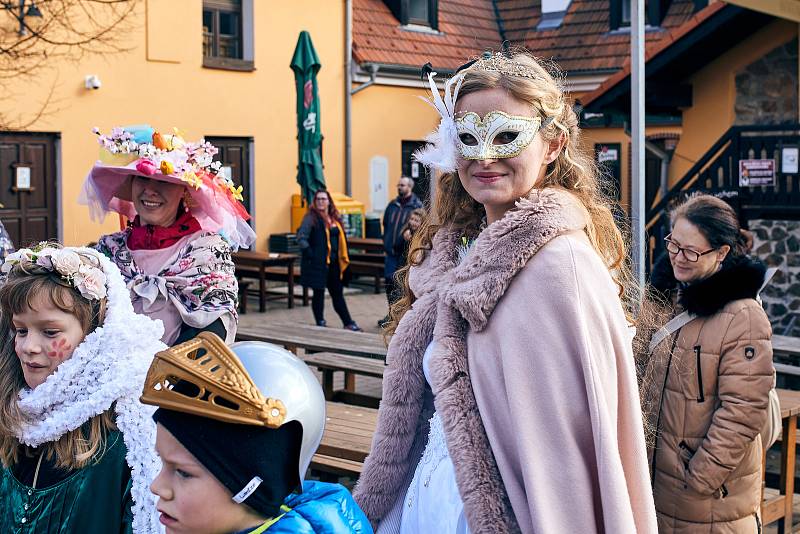 Vyhánění zimy v plzeňské ZOO. Velký průvod masek se vydal ze sídliště Vinice na statek Lüftnerka, kde se odehrály ukázky některých starých lidových zvyků spojených s předjařím, a po té pokračoval Kilometrovkou až před radnici na náměstí Republiky.