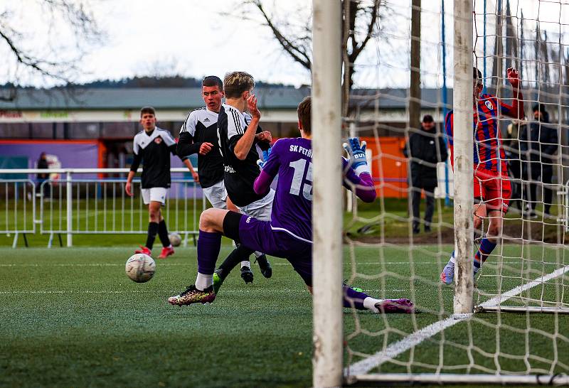 ČLD U17: Viktoria Plzeň B - Petřín Plzeň 3:0 (0:0).