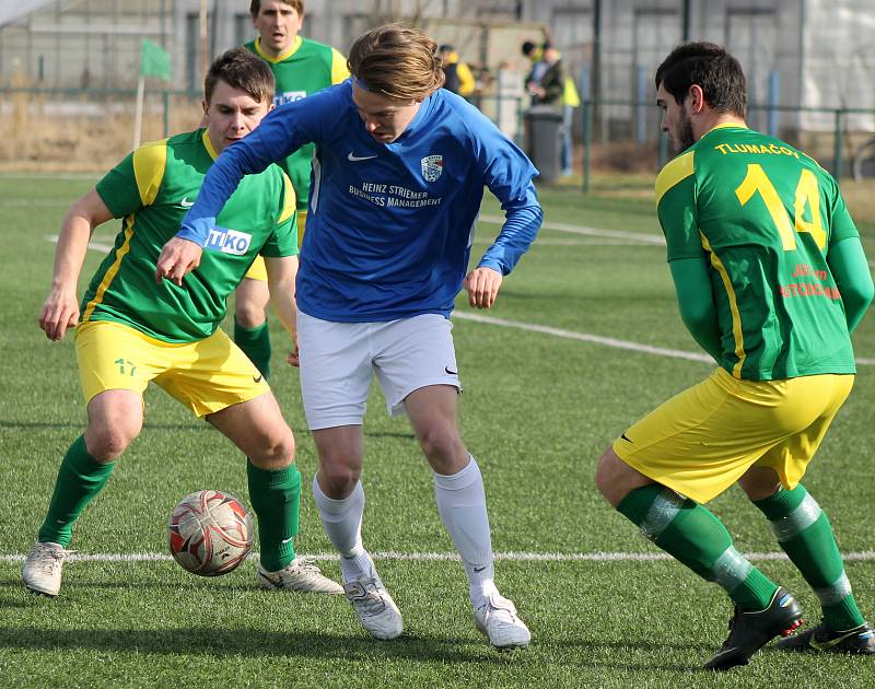 Fotbalisté plzeňského Rapidu (na archivním snímku hráči v modrých dresech) porazili Chotíkov. Naopak Tlumačov (zelení) doma utrpěl debakl, Zruči podlehl 1:5.