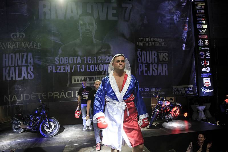 Plzeňský boxer Pavel Šour na cestě do ringu před prosincovým (2017) duelem s Václavem Pejsarem v Plzni. 