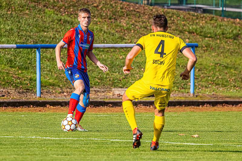 13. kolo FORTUNA ČFL, skupina A: FK ROBSTAV Přeštice (na snímku fotbalisté ve žlutých dresech) - FC Viktoria Plzeň B 1:2 (1:1).