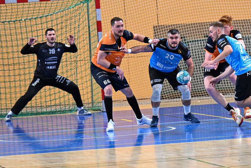 První čtvrtfinále play-off extraligy házenkářů ovládl Talent tým Plzeňského kraje, který v pátek porazil doma SKKP Handball Brno 33:25. 