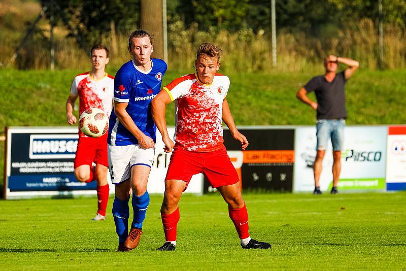 5. kolo KPM: Slavia Vejprnice (na snímku fotbalisté v červeno-bílých dresech) - TJ Zruč (modří) 1:2.