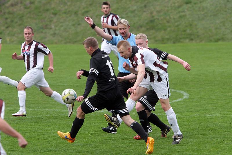 Z archivu Deníku: Fotbalisté Chotíkova (černí) zvítězili těsně 3:2.