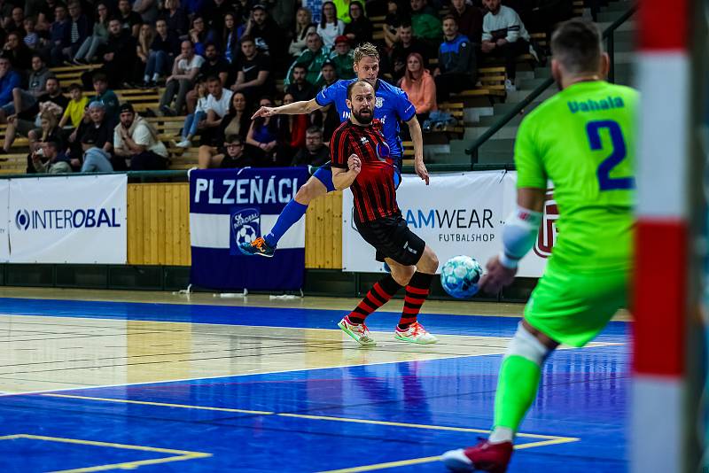 Interobal Plzeň - Chrudim (v modrém), 2. finále play-off 1. Futsal ligy, 6. května 2022.