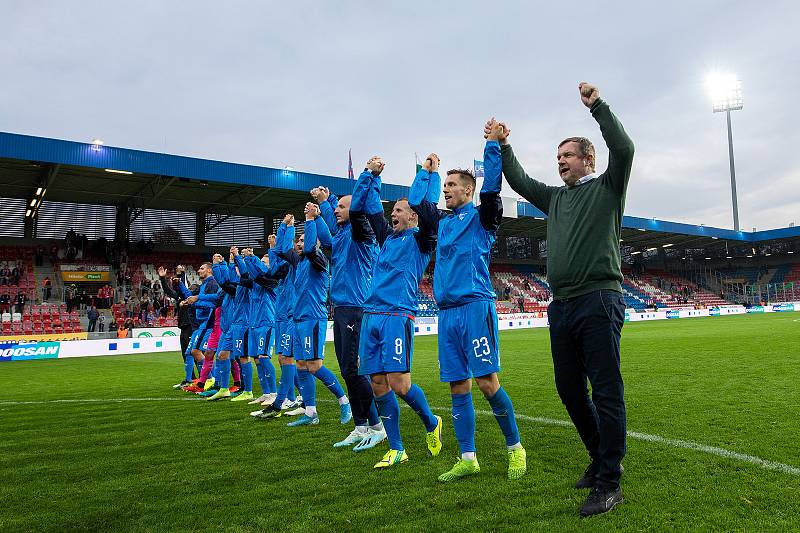 Plzeňský trenér Pavel Vrba se svými svěřenci při oslavě nedělního vítězství nad ostravským Baníkem 3:0. Teď je čeká doma šlágr podzimu s pražskou Slavií.