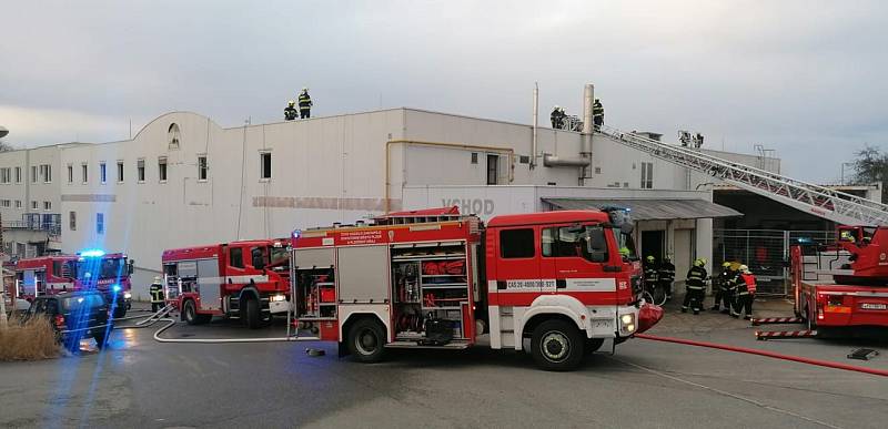 Hasiči zasahovali u požáru skladu potravin v Plzni na Rokycanské třídě