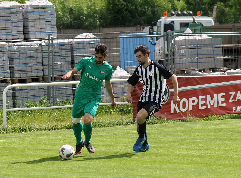 Z archivu: Fotbalisté plzeňského Smíchova (černobílí) se v nováčkovské sezoně I. A třídy zatím hledají. Ve třech zápasech totiž získali jediný bod.