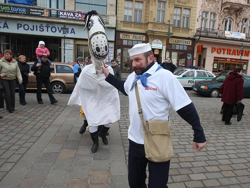 Tradiční masopustní průvod folklorního souboru Mladina s názvem Masopust, masopust, jen mě holka nevopusť! doprovázený stovkami Plzeňanů v maskách i bez prošel centrem města