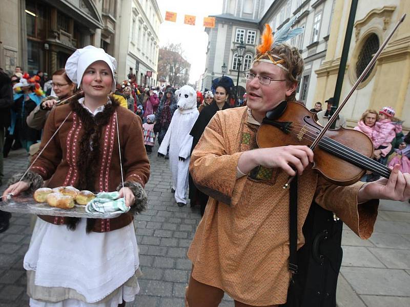 Tradiční masopustní průvod folklorního souboru Mladina s názvem Masopust, masopust, jen mě holka nevopusť! doprovázený stovkami Plzeňanů v maskách i bez prošel centrem města