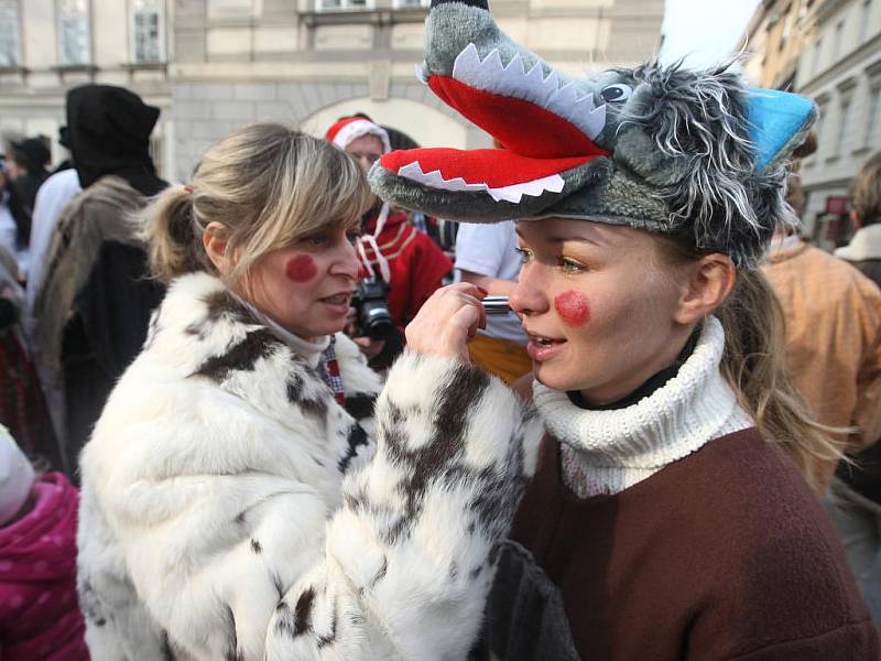 Tradiční masopustní průvod folklorního souboru Mladina s názvem Masopust, masopust, jen mě holka nevopusť! doprovázený stovkami Plzeňanů v maskách i bez prošel centrem města