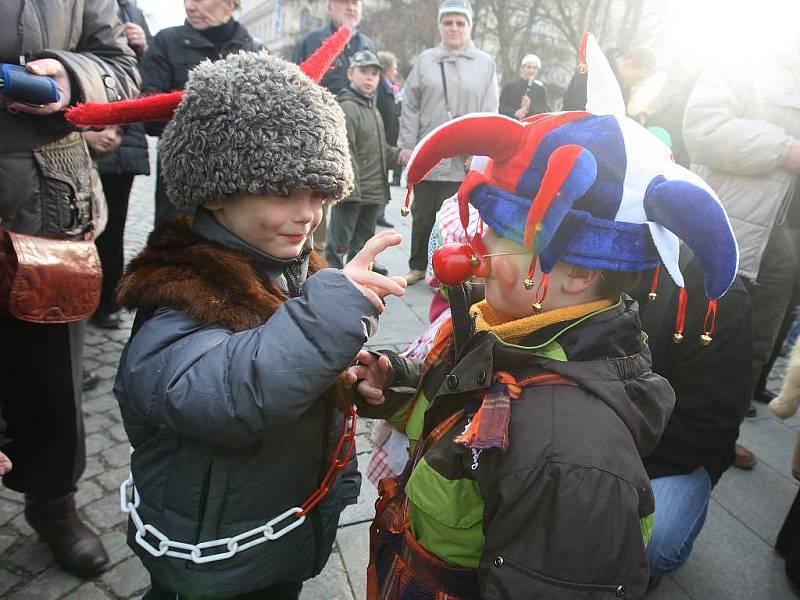 Tradiční masopustní průvod folklorního souboru Mladina s názvem Masopust, masopust, jen mě holka nevopusť! doprovázený stovkami Plzeňanů v maskách i bez prošel centrem města