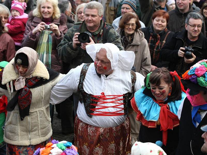 Tradiční masopustní průvod folklorního souboru Mladina s názvem Masopust, masopust, jen mě holka nevopusť! doprovázený stovkami Plzeňanů v maskách i bez prošel centrem města