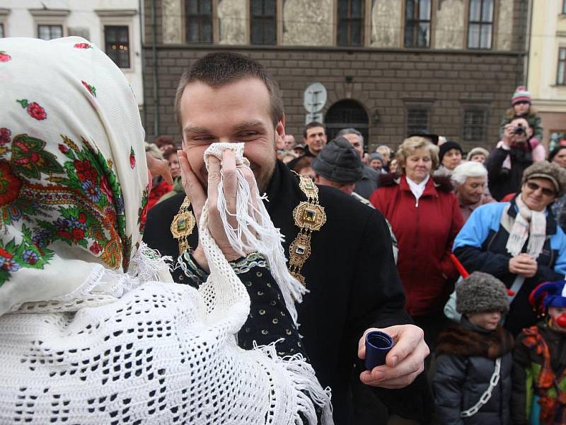 Tradiční masopustní průvod folklorního souboru Mladina s názvem Masopust, masopust, jen mě holka nevopusť! doprovázený stovkami Plzeňanů v maskách i bez prošel centrem města