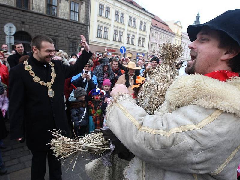 Tradiční masopustní průvod folklorního souboru Mladina s názvem Masopust, masopust, jen mě holka nevopusť! doprovázený stovkami Plzeňanů v maskách i bez prošel centrem města