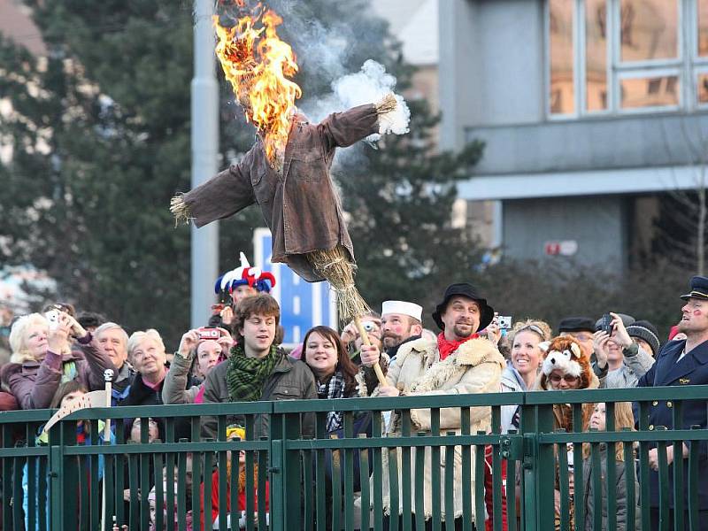 Tradiční masopustní průvod folklorního souboru Mladina s názvem Masopust, masopust, jen mě holka nevopusť! doprovázený stovkami Plzeňanů v maskách i bez prošel centrem města