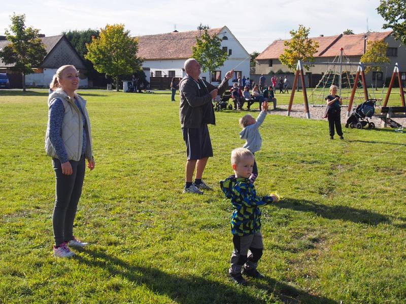 Na letošní ročník přišlo kolem osmdesáti občanů a i díky slunečnému počasí si to náležitě užili.