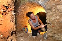 Archeologický průzkum v podzemí barokní sýpky v Plasích.