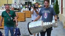 Hokejista Pavel Francouz, plzeňský rodák a současný hráč týmu Colorado Avalanche přivezl v pátek 22. července do Plzně ukázat pohár pro vítěze NHL, jednu z nejslavnějších sportovních trofejí světa, hokejový Stanley Cup.