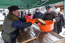 Prodej vánočních ryb z městských rybníků zahájili v pátek rybáři na sádkách pod hrází rybníka Košináře. V nabídce jsou krom kaprů i amur, štika, lín a sumec. Otevřeno je denně od 10 do 17 hodin. Na místě je možné si nechat ryby i vykuchat či zbavit šupin.