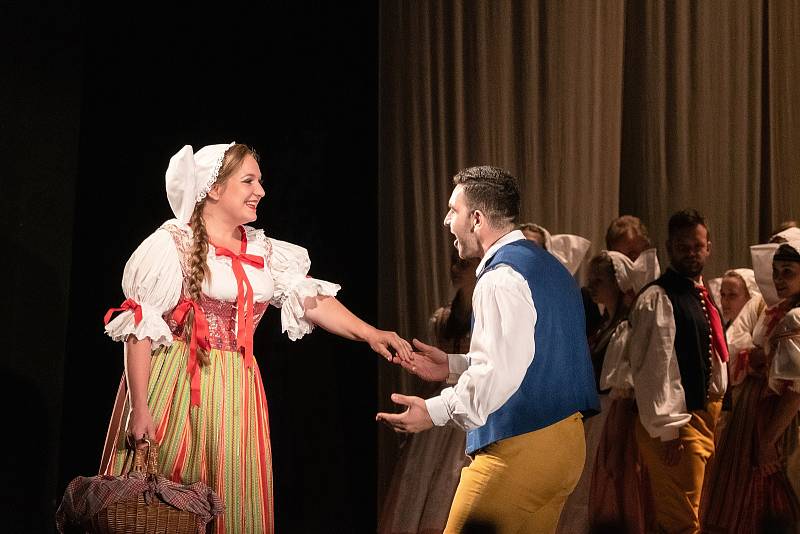 Divadlo J. K. Tyla v Plzni zahájí divadelní sezonu v neděli 9. srpna novou inscenací Prodané nevěsty. Na snímku Ivana Veberová a Amir Khan.