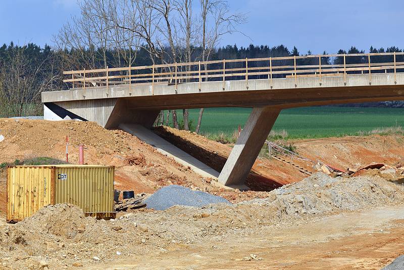 Stavba přeložky silnice 1/27 Šlovice - Přeštice. Nový úsek silnice bude 6100 metrů dlouhý a naváže na hotový přivaděč Plzeň-Litice-Šlovice a povede až k Přešticím.