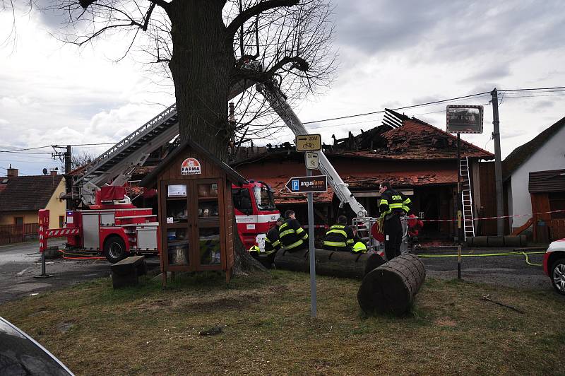 Oblíbenou restauraci Angusfarm v Soběsukách u Nepomuku zničil požár.