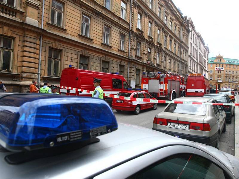 Budovu drážního úřadu, kde byl cítit plyn, hlídali policisté.