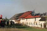 Požár zasáhl výrobnu dřevěných briket v Lipně u Líšťan na severním Plzeňsku.