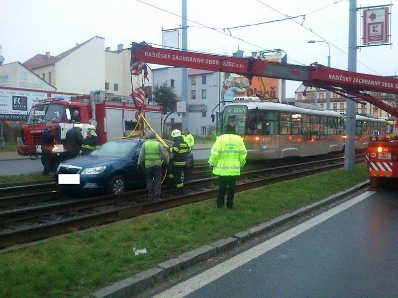 Řidič vjel na koleje, praskly mu čtyři pneumatiky a zablokoval provoz