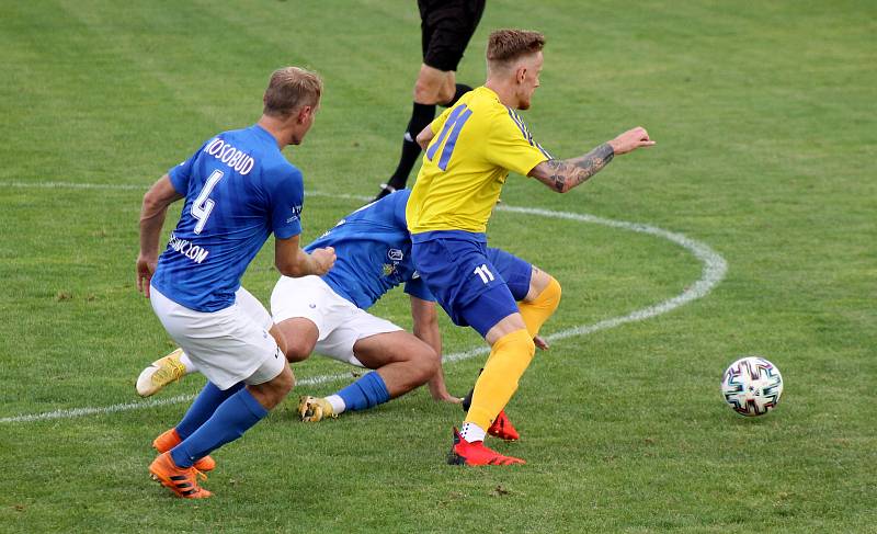 7. kolo FORTUNA divize A: SK SENCO Doubravka (žlutí) - TJ Sokol Lom (modří) 4:5.