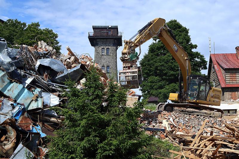 Na hoře Čerchov na Domažlicku pokračuje demolice bývalých vojenských objektů. Hotovo by mělo být do konce července. Čerchov je s nadmořskou výškou 1041 metrů nejvyšším bodem celého Českého lesa.