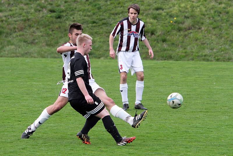 Z archivu Deníku: Fotbalisté Chotíkova (černí) zvítězili těsně 3:2.