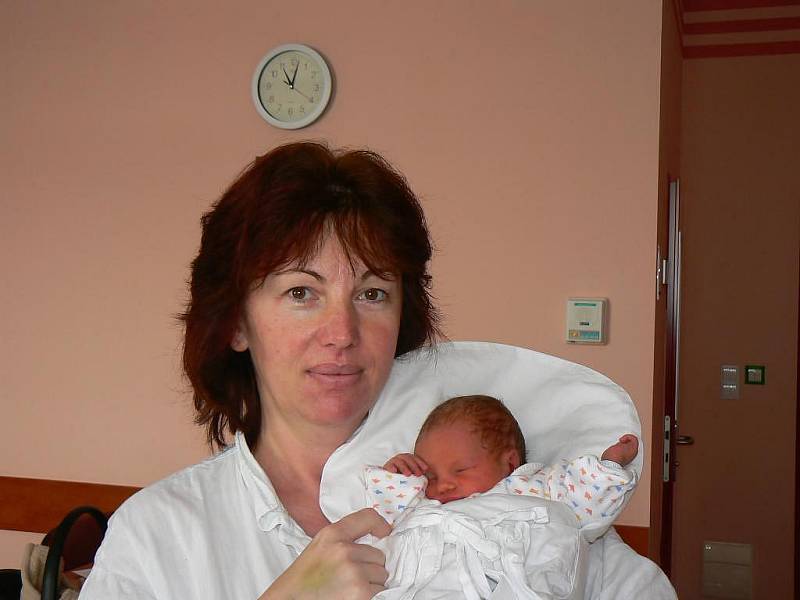 Anně a Karlu Haladovým z Meclova se 11. února ve 12.34 hod. narodil ve FN v Plzni chlapec pojmenovaný po tatínkovi. Na Káju (2,17 kg, 47 cm) se doma těší sedmnáctiletá Andrea a čtyřletá Natálka
