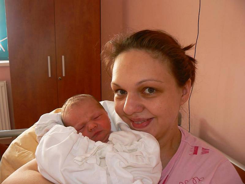 Honzík (3,02 kg, 51 cm), který přišel na svět 15. února v 8.06 hod. ve FN, je prvorozený syn Magdaleny a Jana Beranových z Plzně