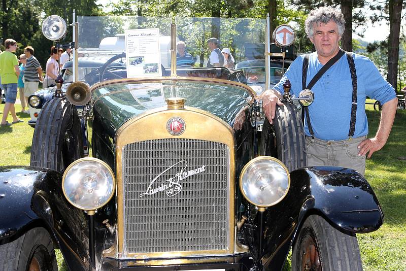 Historická auta veteráni vyjížďka Veteran Car Club