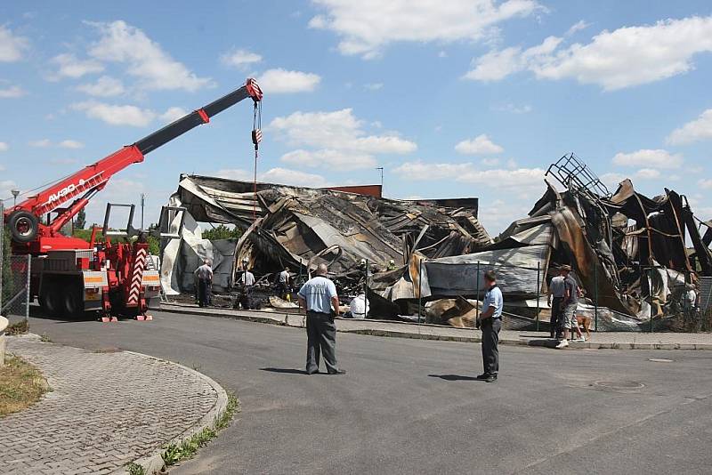 Den po požáru ve firmě Varia Plus v Plzni-Liticích