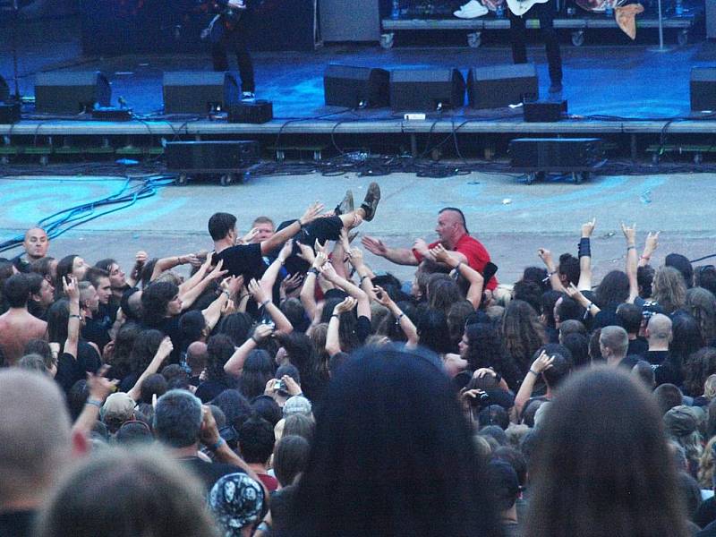 Při koncertu Arch Enemy se pod pódiem rozpoutala pořádná vřava.