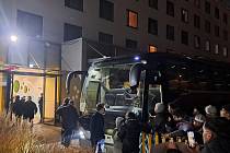 Odjezd fotbalistů Fenerbahce doprovázelo několik desítek tureckých fanoušků.