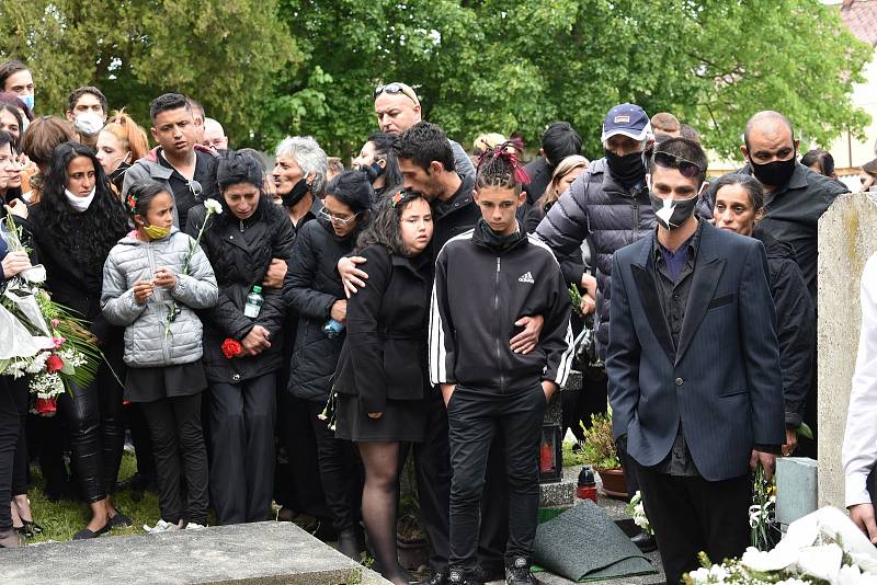 Rodina a blízcí se v pátek rozloučili s oběťmi tragické dopravní nehody osobního auta a vlaku u Kamenného Újezdu na Plzeňsku. Poslední rozloučení proběhlo na hřbitově v Nýřanech.